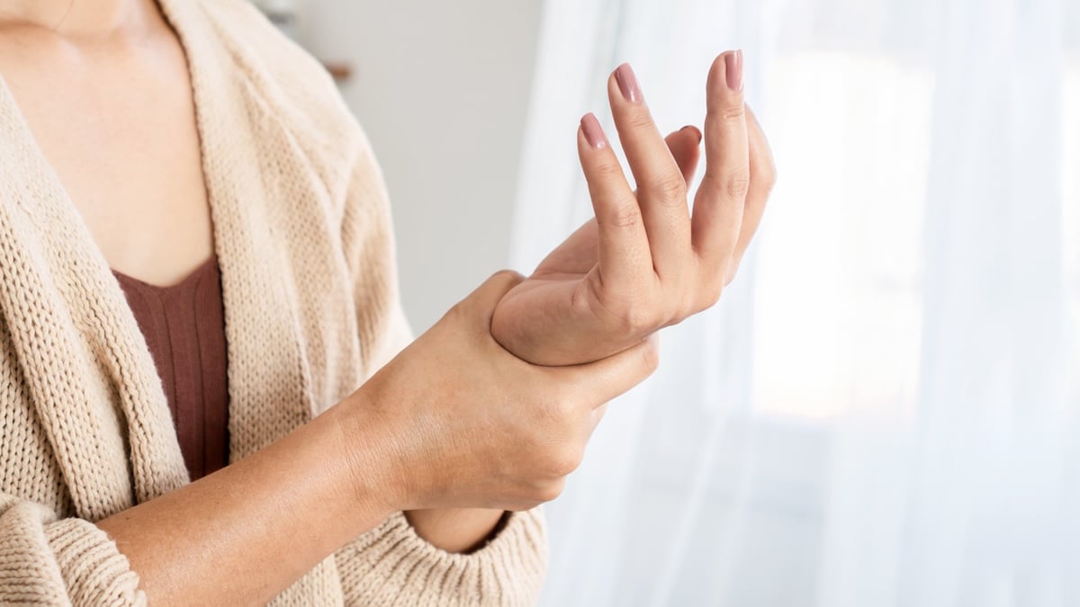 Wegen langfristiger Beschwerden: Arzt warnt vor beliebter Schlafposition 11 Schlafposition T-Rex-Arme: Frau reibt sich schmerzende Handgelenke