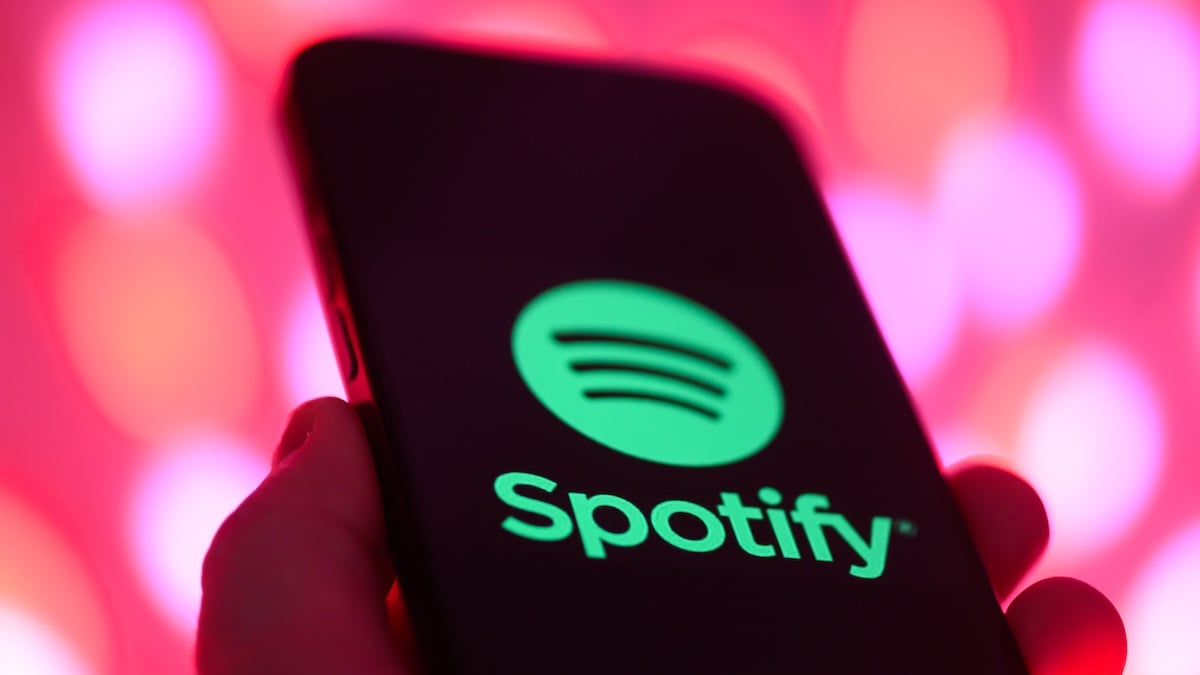 Spotify-Logo auf einem Smartphone vor buntem Hintergrund