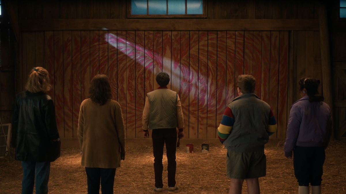 Szene in „Stranger Things“ Staffel 5, in der Will den Mind Flayer an die Wand malt