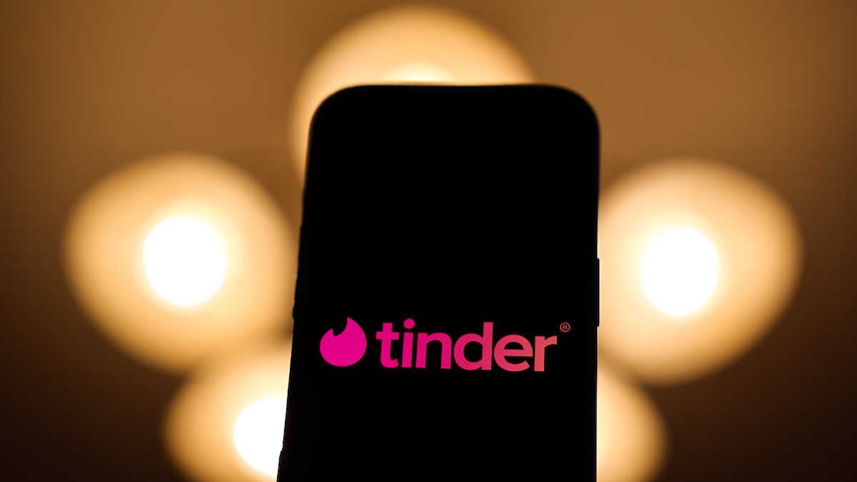 Dating-Trends 2026: Tinder-Logo auf einem Smartphone