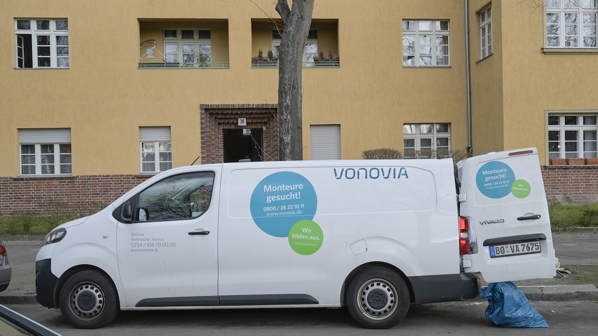 „Erzwungene Dauerarbeit“: Mieterin schickt Vonovia eine Rechnung von 500.000 Euro 13 Vonovia-Auto vor einem gelben Wohnhaus, Kreuznacher Strafle, Rheingauviertel, Berlin