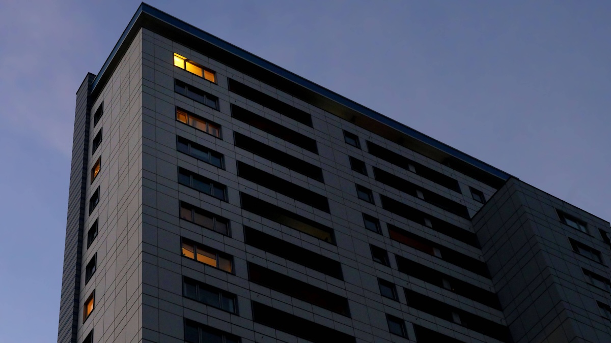 „Erzwungene Dauerarbeit“: Mieterin schickt Vonovia eine Rechnung von 500.000 Euro 14 Hochhaus der Vonovia in Berlin im Dunkeln, einige Fenster sind erleuchtet