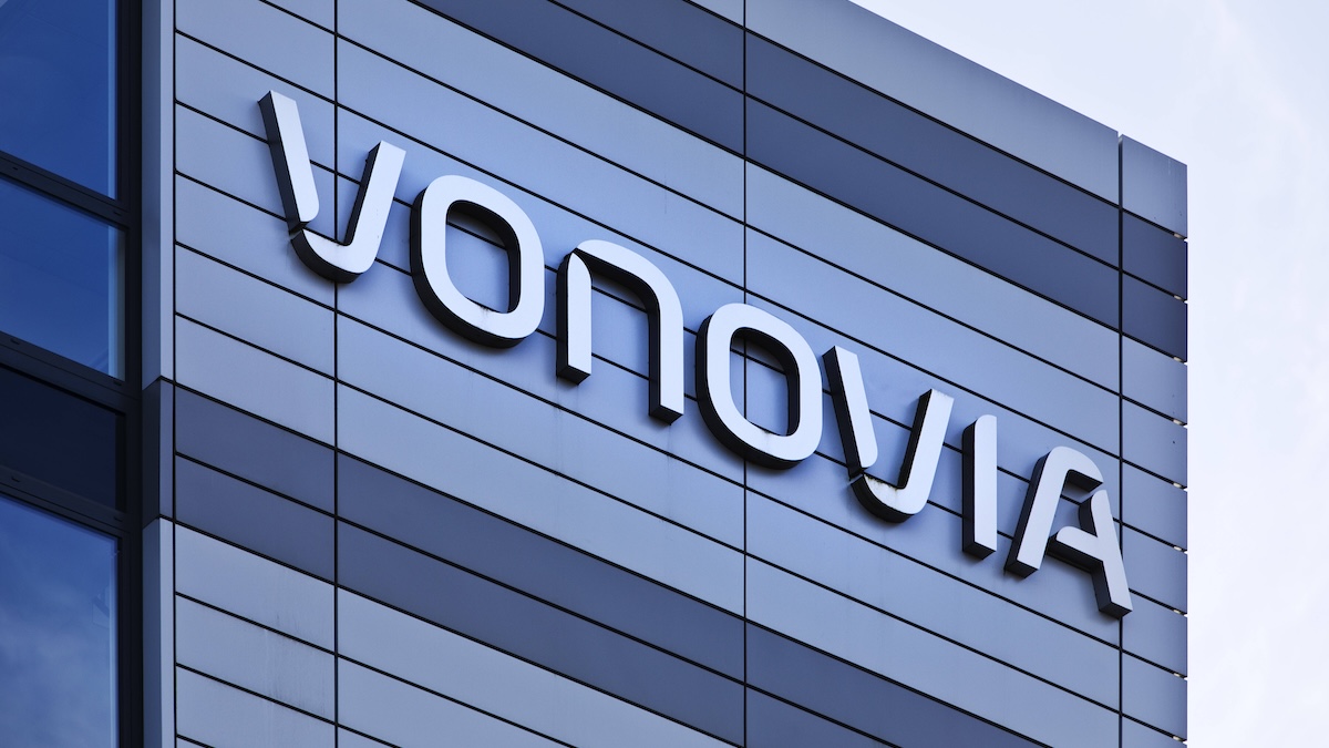 Logo der Vonovia an einer grau-blauen Hauswand