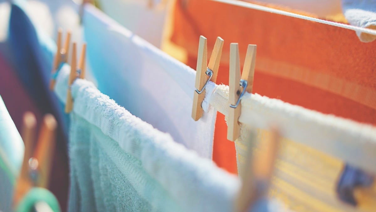 Warum man zwischen Weihnachten und Neujahr keine Wäsche waschen sollte 2 Bunte Wäsche trocknet auf einer Wäscheleine und wird mit Klammern gehalten