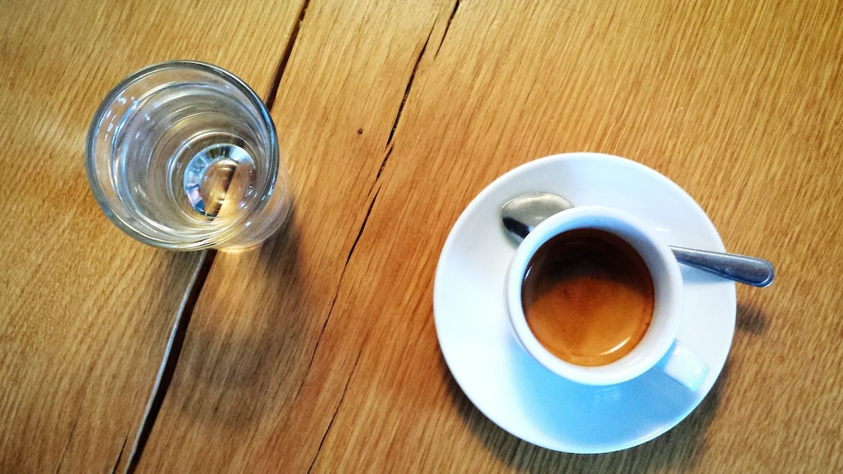 Wasserfasten: Ein Glas Wasser steht neben einer Tasse Kaffee