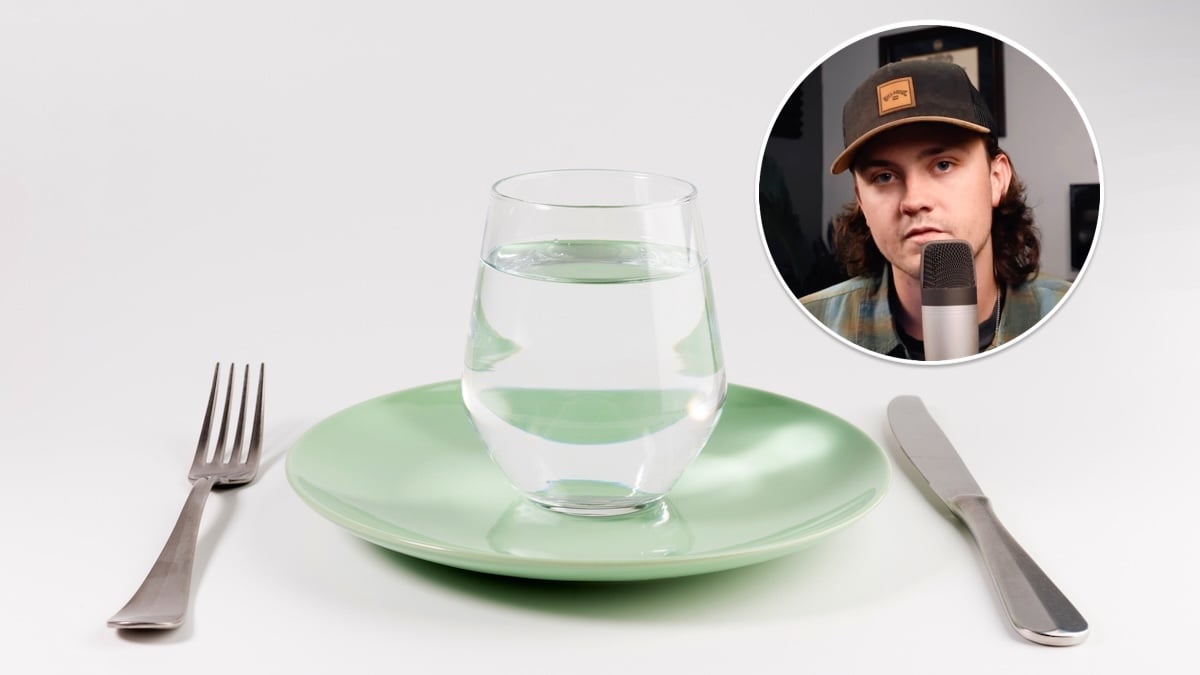 Wasserfasten: Grüner Teller zwischen Messer und Gabel, auf dem ein Glas Wasser steht, eingekullert der Kopf von Quionton Heck