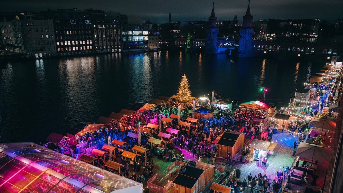 Fast 50 Euro Eintritt: Weihnachtsmarkt sorgt mit Konzept für heftige Diskussionen 11 Weihnachtsmarkt an der Spree bei Nacht von schräg oben