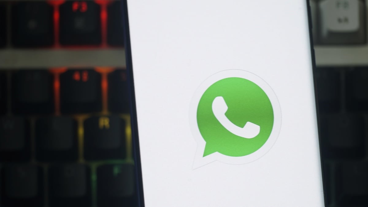 Nachrichten an Affäre: WhatsApp bietet Funktionen zum Fremdgehen 13 Vor einer verschwommenen Tastatur im Hintergrund ist vor eine Smartphone zu sehen, das das Logo des Messengers WhatsApp zeigt