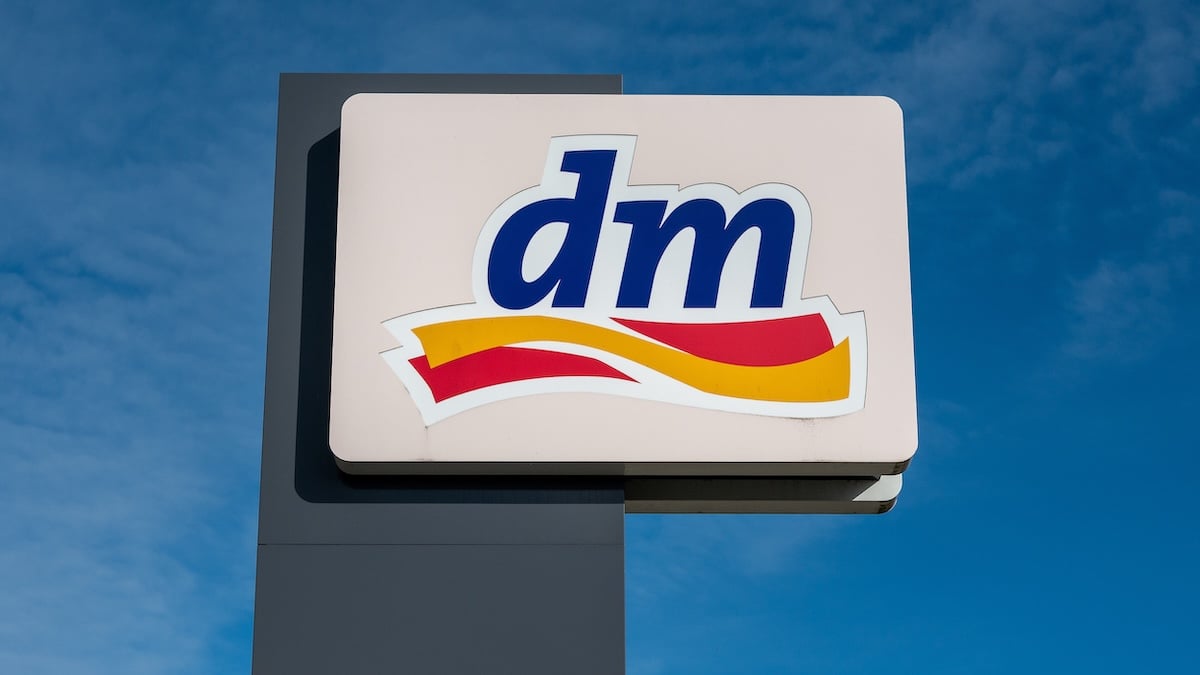 Logo des Drogeriemarktes dm vor blauem Himmel
