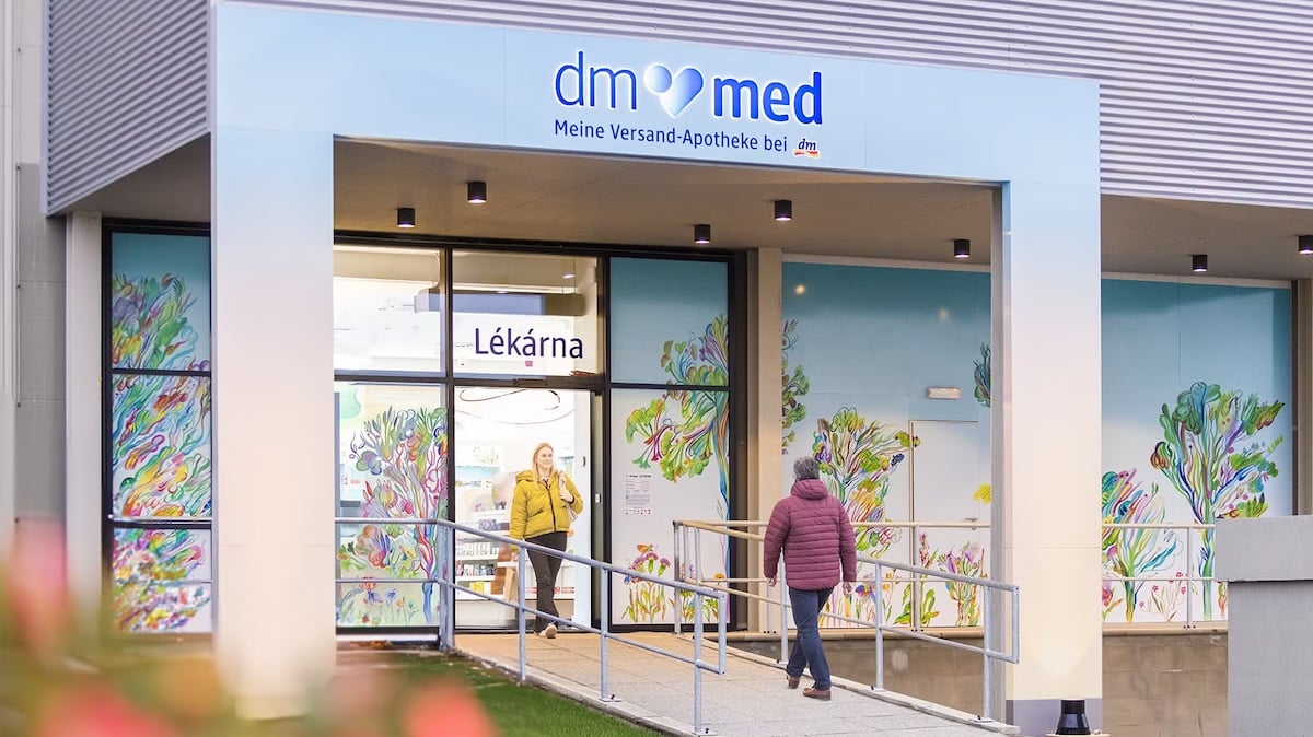 dm verkauft jetzt auch Medikamente: Was Kunden wissen müssen 22 Eingang eines Marktes, darüber der Schriftzug „dm-med Meine Versandapotheke bei dm“